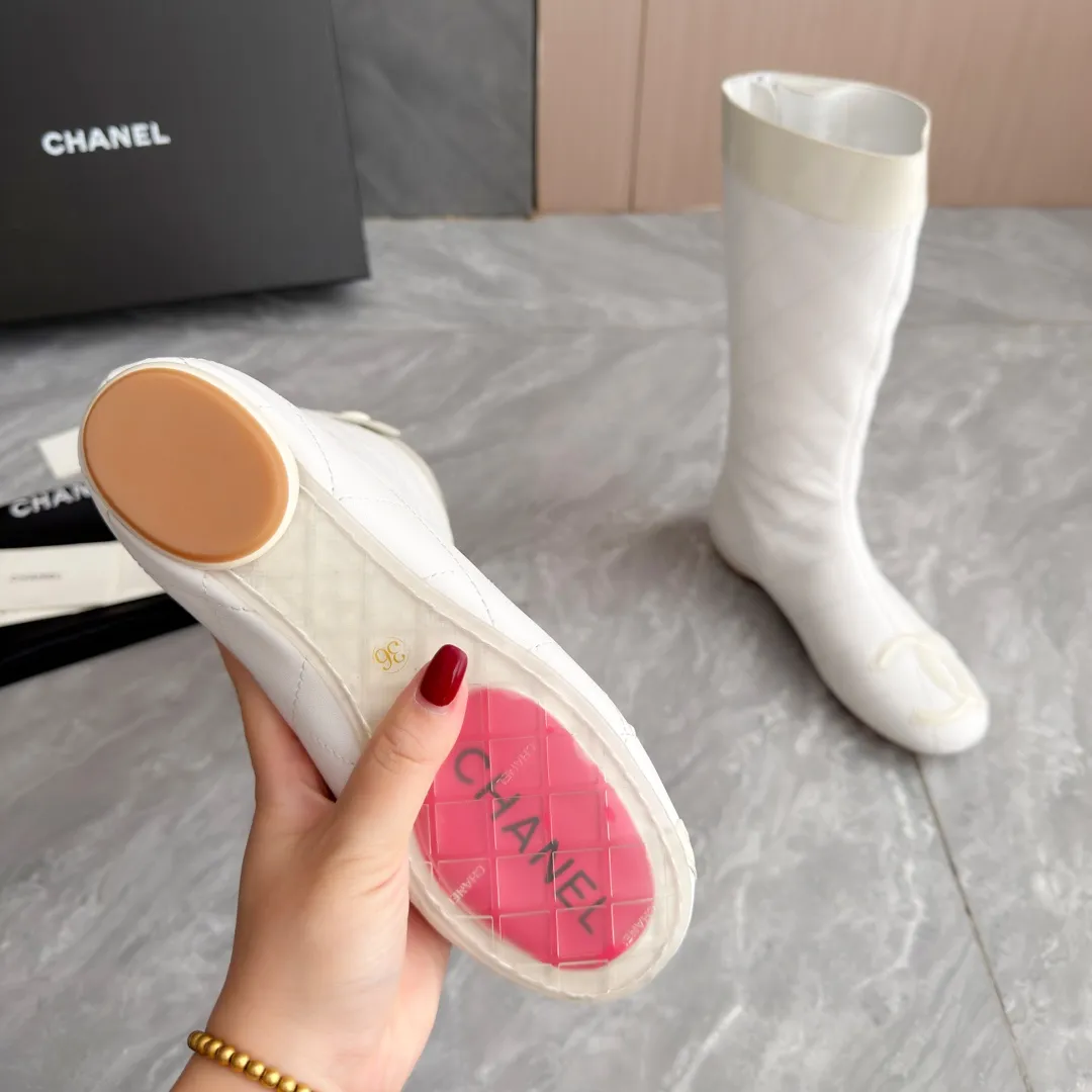 👟👟Ex-factory price 1040👟👟 High version of Chanel CHANEL, 🌞🌞🌞The latest boots from Xiaoxiang 2025 autumn and winter counter, a must-have item for this autumn and winter! ! Ms. Chanel loves simple yet irresistible combinations to show her unique style. Mix and match freely to shine⚡Follow Grandma’s fashion steps! ! ! The top-notch craftsmanship and texture are perfectly presented. No matter any details, you can compare them with the counters. The best quality products can be entered and exited from the counters at will! ! ❶Material: imported cowhide ❷Inner lining: sheepskin lining ❸Feet: sheepskin lining ❹Outsole: original molded sole ❺Heel height: 2 cm ❻Boot shaft height: 13 inches ❼Number: 35-40 (40 and 41 are customized and cannot be returned)